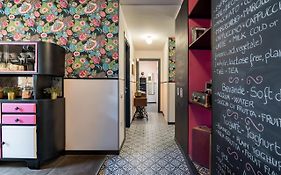Contus Retro Guest House